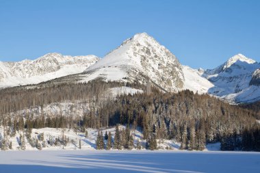 karlı kış beyaz dağ zirveleri 