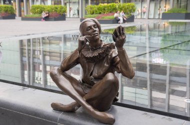 Bratislava, Slovakya - Mayıs 2016: Bratislava Slovakya Eurovea alışveriş merkezinde makyaj uygulamak kadın heykeli