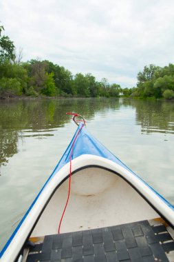 Gölde küçük bir geminin önü
