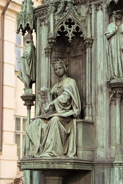 Neo-gotische standbeeld van vrouw met boek — Stockfoto