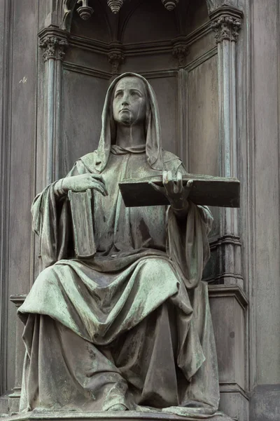 Estatua neogótica de la mujer sosteniendo libro —  Fotos de Stock