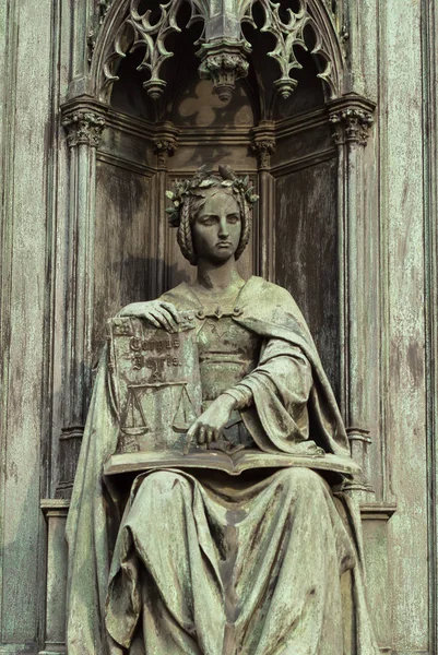 책을 들고 여자의 네오-고딕 동상 스톡 이미지