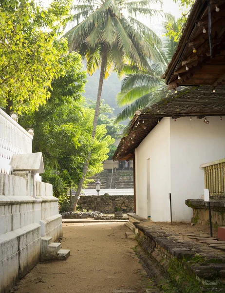 Street corridor near the Famous Buddhist Temple of the Tooth Relic — Stock Photo, Image