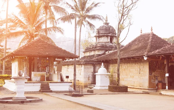 Natha Devalaya ve slavném buddhistickém chrámu zubního Relika — Stock fotografie