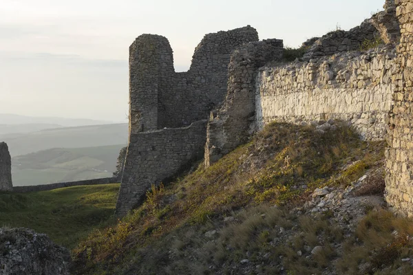 Ruínas do castelo medieval na Eslováquia — Fotografia de Stock