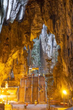 KUALA LUMPUR, MALAYSIA - Kasım 2014: Batu mağaralarının içinde ibadet edenler Hindu Tapınağı.