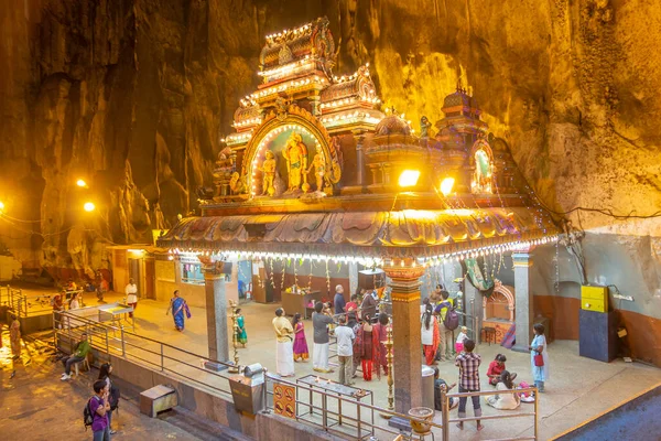 KUALA LUMPUR, MALASIA - NOVIEMBRE, 2014: Los adoradores rezan dentro de las cuevas de Batu Santuario Hindú . — Foto de Stock