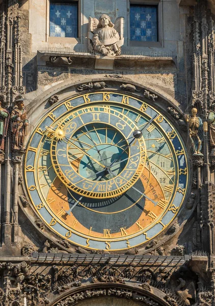 Pražské orloje, známé pražské pamětihodnosti na náměstí hlavního města České republiky. — Stock fotografie