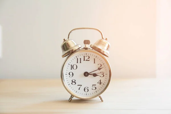 Relógio de alarme retro com fundo branco Imagem De Stock