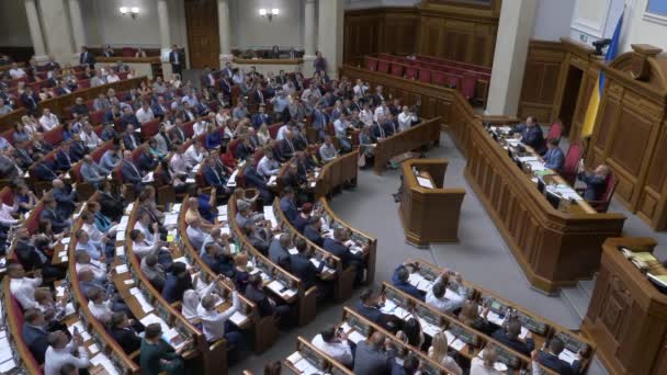 ウクライナ議会 ウクライナ語 Verkhovna Rada ウクライナで最も権力のある立法府 ウクライナ議会 ウクライナのヴェルコフナ ラーダ セッション 議員が立っている間に拍手 — ストック動画