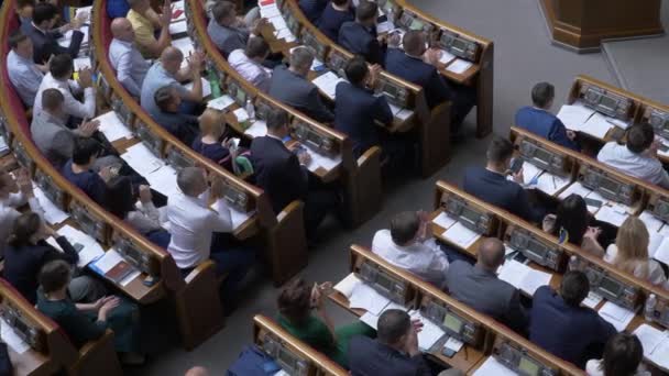 ウクライナ議会ウクライナのVerkhovna Rada ウクライナで最も権力のある立法府 ヴェルコフナ ラダ警官が拍手してるウクライナ議会下院議員 ウクライナ議会の会議 ウクライナだ政治的背景 — ストック動画