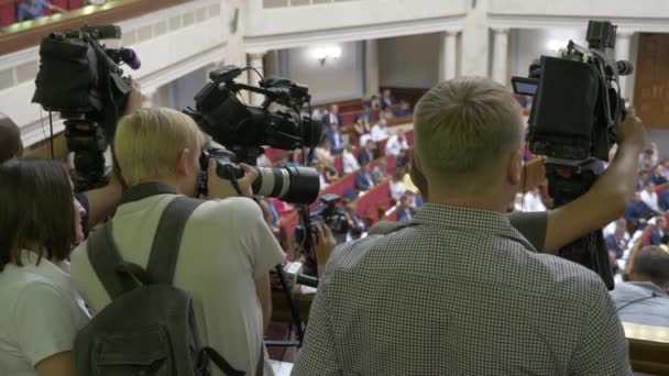 パパラッチ写真家ウクライナ議会の会期中 ヴォロディミール ゼレンスキー大統領 Verkhovna Radaでの9回目の招集の新しいセッション — ストック動画