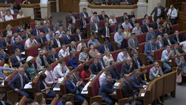 ウクライナ議会ウクライナのVerkhovna Rada ウクライナで最も権力のある立法府 ヴェルコフナ ラダ警官が拍手してるウクライナ議会下院議員 副官が働いてる国会議事堂で働く政治家 — ストック動画