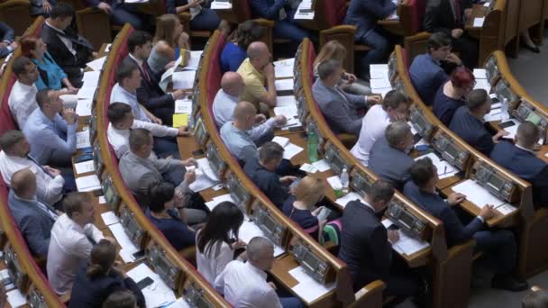 ウクライナ議会 Verkhovna Radaの投票システム 法律のテキストを読んでいるデバイス 議会でのゼータ 選挙後の最初のセッション 新しい法律だ新しいセッションだウクライナにおける最高立法府 — ストック動画