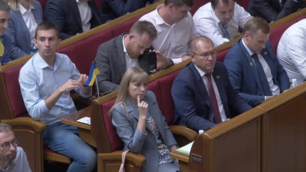 ウクライナ議会 Verkhovna Radaの投票システム 法律のテキストを読んでいるデバイス 議会でのゼータ ゼータはVerkhovna Radaの新しい法律に取り組んでいる — ストック動画
