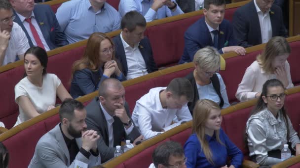 第9回ウクライナ議会 Verkhovna Rada ウクライナで最も権力のある立法府 ウクライナ議会 選挙後の最初のセッション 政治的危機警官が拍手してる政治的背景 — ストック動画