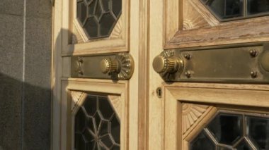 Ukrayna parlamentosunun giriş kapısı. Verkhovna Rada binası. Elin ahşap kapıyı açar. Devlet binası. Tarihi bir bina. Ukrayna 'nın en yüksek yasama organı. Siyaset geçmişi.