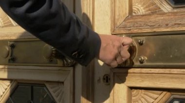 Ukrayna Parlamentosu Verkhovna Rada. Ukrayna 'nın en yüksek yasama organına kapı açmak. Ukraynalı Verkhovna Rada parlamento binasını inşa ediyor. Verkhovna Rada binası