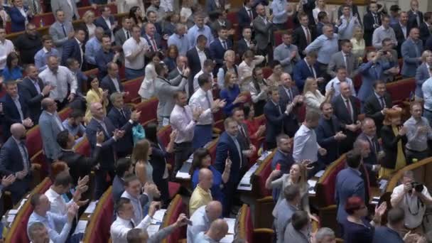 Sessione Deputati Applaudono Piedi Parlamento Casa Dell Ucraina Presidente Volodymyr — Video Stock