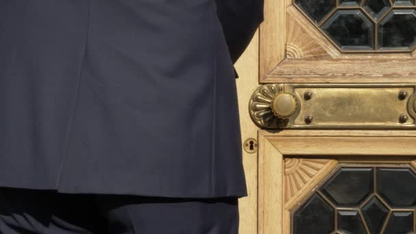 Κοινοβούλιο Της Ουκρανίας Χέρι Ανοίγοντας Τις Πόρτες Στο Ανώτατο Νομοθετικό — Αρχείο Βίντεο