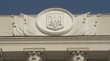 Ukrayna Parlamentosu. Parlamento binasının tepesindeki amblem. Devlet binası. Tarihi bir bina. Ukrayna 'nın en yüksek yasama organı. Siyaset geçmişi. Hruşevsky caddesinde parlamento binası inşa ediyor..