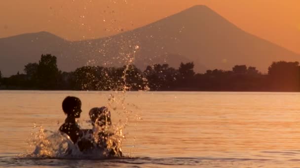 Vacanță pe mare. Vacanțe pe litoral. Călătoresc pe fundal. Conceptul de turism. Publicitatea agenţiei de turism. Conceptul fericirii. Emoţii pozitive, sentimente. Ziua Tatălui. O familie părinte — Videoclip de stoc