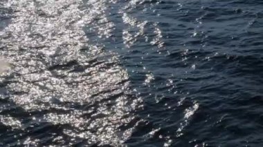 Sakin denizin arka planı. Suda ay yansıması olan sakin denizin arka planı. Küçük dalgalarla çevrili deniz. Küçük dalgalarla çevrili deniz. Turizm konsepti. Seyahat arkaplanı