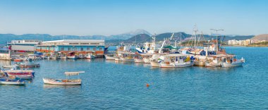 Balıkçı Jetty 'de sabah görüşü. Su ürünleri sanayii Yunanistan ekonomisine katkıda bulunacak bir büyüme gösteriyor. Pankart