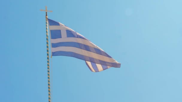 Yunanistan bayrağı ve açık mavi gökyüzü Ege Denizi, Yunan Adaları, Yunanistan arasında. Yunanistan 'ın işareti. Yunan ulusal kimliğinin sembolü — Stok video
