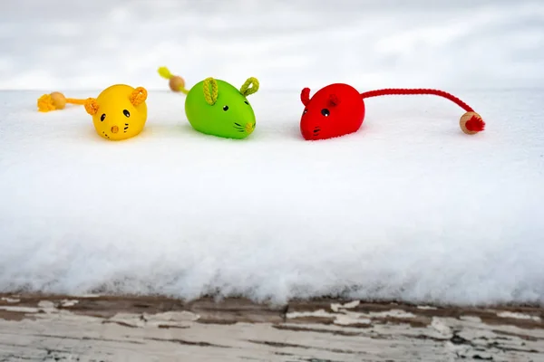 Καλή Χρονιά. Χαιρετισμούς Πρωτοχρονιάς. Χαιρετίσματα με την Πρωτοχρονιά. Έτος αρουραίου. Ποντίκια στο χιόνι. Παιχνίδια με αρουραίους στο λευκό χιόνι. Χειμερινές διακοπές. Πρωτοχρονιάτικα στολίδια. Πολύχρωμοι αρουραίοι στο λευκό χιόνι — Φωτογραφία Αρχείου