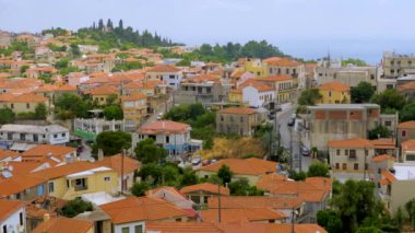 Dağlardaki köy. Eski Yunan şehri, şehrin aşağısında. Avrupa 'yı geziyorum. Yunanistan 'ın Euboea adasındaki Evia kentindeki kırmızı çatılı beyaz evlerin en iyi manzarası. Güzel şehir manzarası