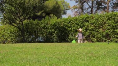 12-24 aylık, Panama 'da elinde video olan bir kız. Yaratıcı çocuklar. Yaratıcılık siliniyor. Akıl sağlığı. Çocuk psikolojisi. Beyin gelişimi. Metafor, nokta. Genç turist konsepti.