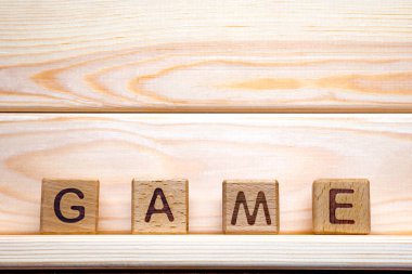 Harfli tahta küpler. Tahta arka planda oyun kelimesi. Video oyunları oynayın. Oyuncu konsepti. Pankart, şablon, taklit, reklam