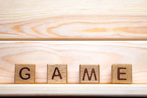 Träkuber med bokstäver. Game ord på trä bakgrund. Spela tv-spel. Spelarkoncept. Banner, mall, mock up, reklam — Stockfoto
