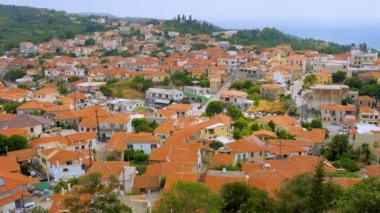 Kırmızı evler, şehir manzarası, Kymi, Yunanistan manzarası. Yunanistan turizmi. Dağların tepesinde bir kasaba. Eski Avrupa şehrinin mimarisi olarak. Üst görünüm