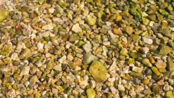 Pedra natural sob água do mar para fundo. Fundo de fluxo subaquático. Contexto de meditação. Alterações climáticas. Tema da ecologia. Aquecimento global . — Vídeo de Stock