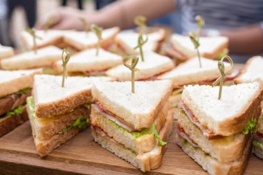 Kaşer yemek şirketi geçmişi. Yemek servisi. Kaydırma çubuğu arka planı. Vejetaryen hamburgerler, jambon ve sebze büfesi. Parti yemekleri için açık büfe yemeği. Mutfak Mutfak Gurme Büfesi. Sandviç tepsisi