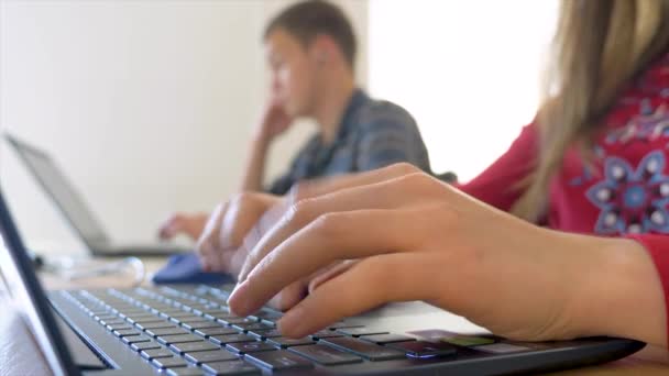 Concepto de búsqueda de empleo. Manos escribiendo de cerca. Vista lateral. Concepto de migración laboral. Hacker. Mujer manos escribiendo en un teclado moderno de moda. Las manos de las chicas del cibercrimen están tecleando en el teclado. Fuga de cerebro — Vídeo de stock