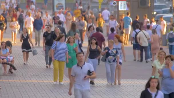 Turister på gatan i den europeiska staden. Publiken i staden. Folk i den livliga staden. Stadsscenen bakgrund. Mångfald av människor som går utomhus på sommaren. Människor i solglasögon, turister, förbipasserande — Stockvideo