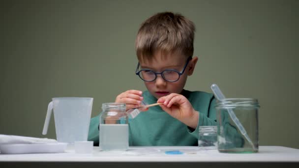 Mały naukowiec przeprowadzający eksperymenty. Koncepcja edukacji. Dziecko robiące badania chemiczne w laboratorium. Niebezpieczny eksperyment. Aktywności domowe dla dzieci. Zainteresowania przedszkolaków — Wideo stockowe