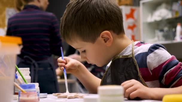 Wolny czas dla przedszkolaka. Tło warsztatów artystycznych. Rozwijanie kreatywności, koncepcja montessori. Dziecko maluje dowcipny pędzel. Koncepcja przedszkola — Wideo stockowe