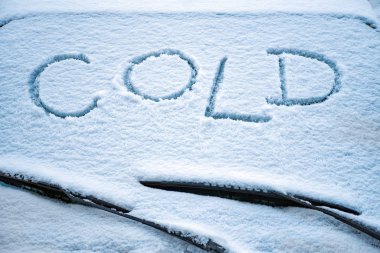 Karla kaplı camda soğuk. Araba sileceklerinin üstündeki karlı araba camında soğuk. Donmuş araba kış günü karla kaplı, ön cam manzaralı. Karlı bir arka plan. Hava değişimi. Kışın taşıma