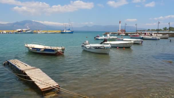 Boats waving on seawater on windy summer day. Fishing boats, wooden footbridge, Greek island seascape. Tourism concept. Traveling background. Vacation, summer vacation planning — Wideo stockowe