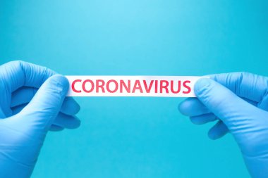 Covid-19 geçmişi. Yayılmayı bırak ve Coronavirus 'u yok et. Salgın koronavirüs. Salgın arka planda. Sağlık sigortası geçmişi. Mavi eldivenli eller kağıdı covid-19 iziyle yırtıyor.