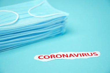 Covid-19. Korunmak için tıbbi maskeler. Koronavirüs salgınına hazır. Tehlikeli bir virüs. Yüz maskeleri teke tek. Yığının üzerinde yüz maskeleri var. Salgın geçmişi. Karantina arkaplanı.