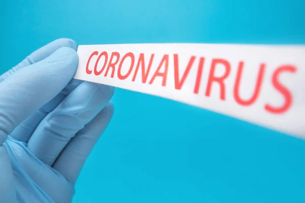Stampa Coronavirus su sfondo medico blu. Covid-19 - Wuhan Novel Polmonite da Coronavirus COVID-19. Esperienza sanitaria. Esperienza di quarantena. Un'epidemia. Concetto di biotecnologia. Copia spazio — Foto Stock
