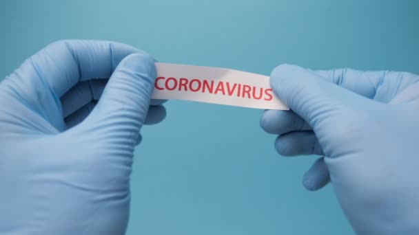 コロナウイルスは青い医学的背景に印刷されます。Covid-19 -武漢小説コロナウイルス肺炎Covid-19 。医療の背景。隔離された背景。伝染病だ。生物工学の概念。伝染病の概念 — ストック動画