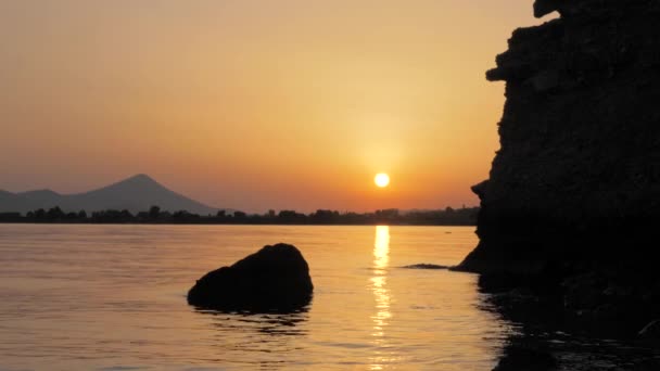 Paisaje marino con puesta de sol sobre fondo. Mar y cielo nocturno. Concepto de viaje. Viajando por Europa. Grecia, isla griega. Fondo de la naturaleza. Increíble vista al atardecer. El agua de mar refleja suaves colores al atardecer — Vídeo de stock