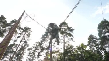 Spor ve eğlence sektörü. Bungee jumping sporları. Dışarıda boş zaman aktiviteleri. Yükseğe zıplayan çocuk. Çocuklar için ekstrem oyunlar