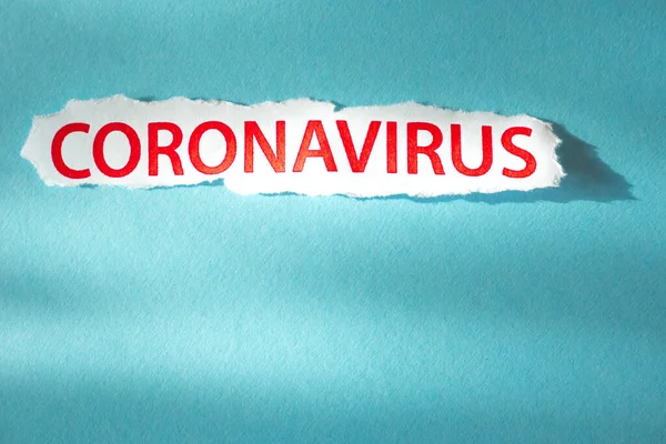 Coronavirus, sfondo COVID-19. Spogliatoio monouso sul viso. Esperienza sanitaria. Maschera medica blu monouso con stampa coronavirus. Copia spazio — Foto Stock